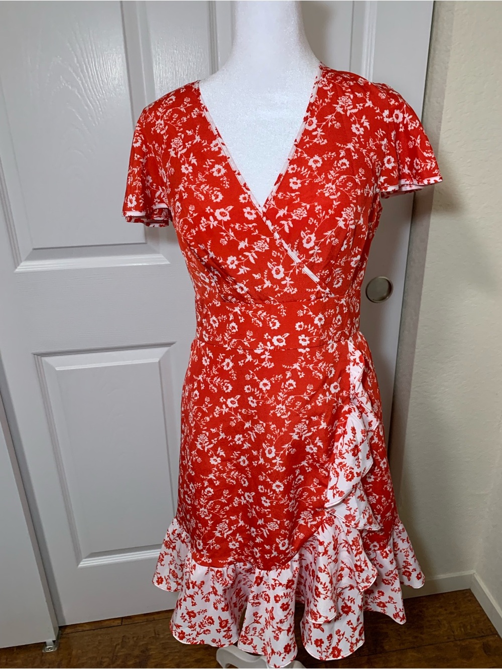 Vince Camuto Feminine Red and White Floral Midi Dress size 4